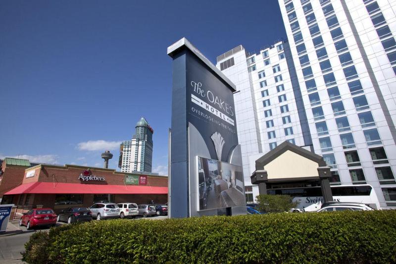 The Oakes Hotel Overlooking The Falls