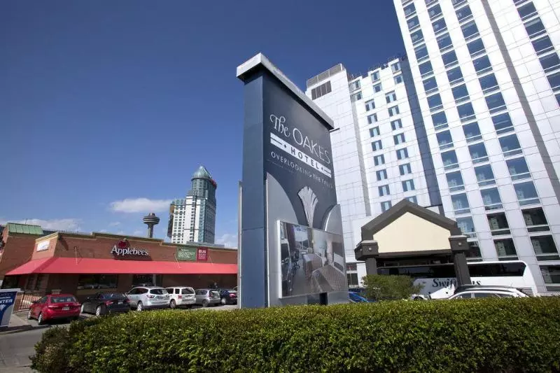 The Oakes Hotel Overlooking The Falls