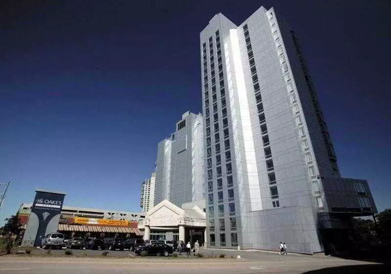 The Oakes Hotel Overlooking The Falls