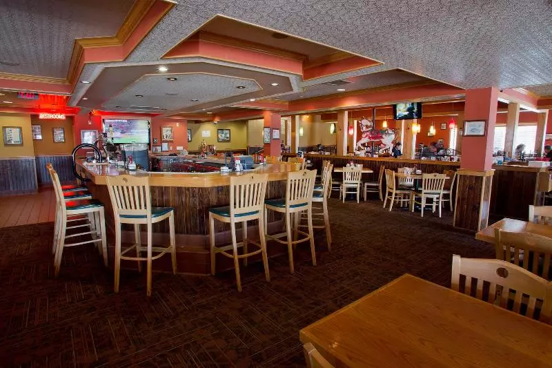 The Oakes Hotel Overlooking The Falls