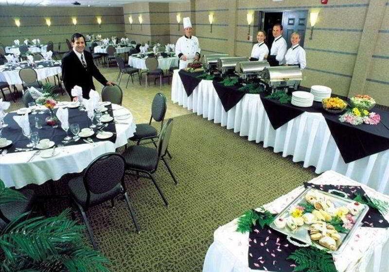 The Oakes Hotel Overlooking The Falls