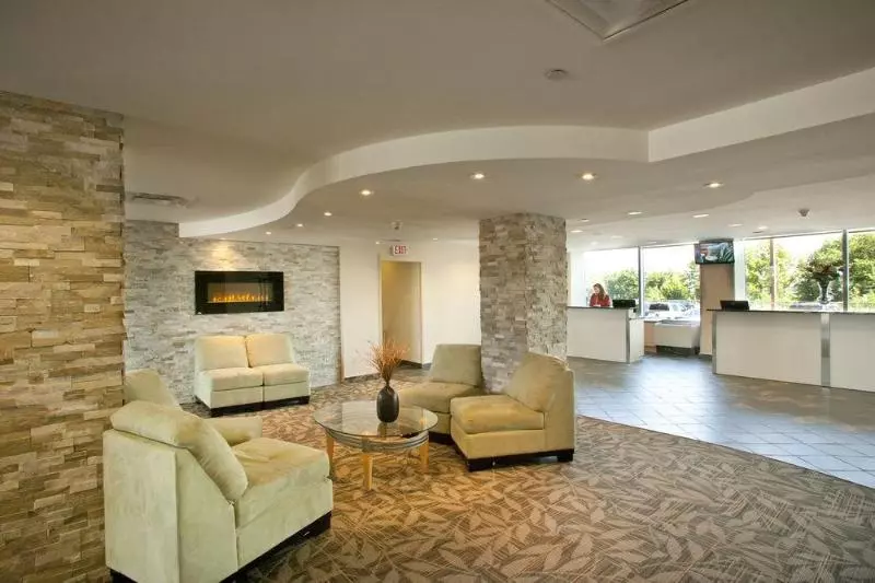 The Oakes Hotel Overlooking The Falls