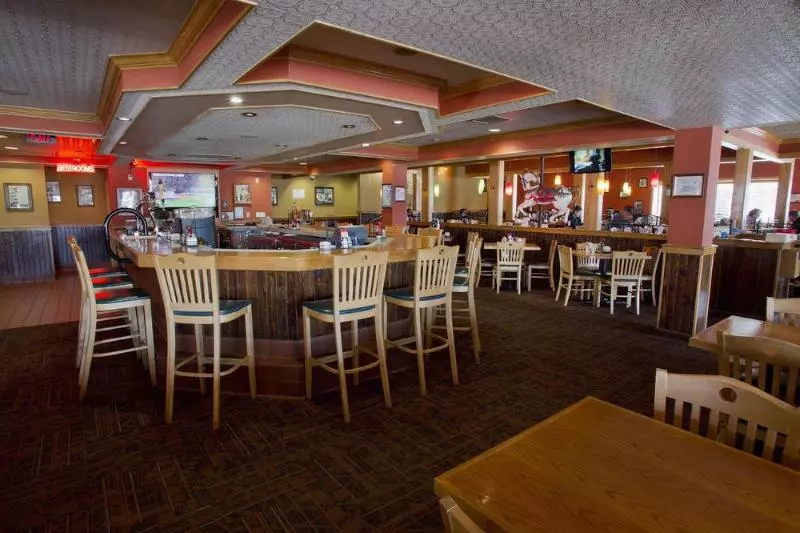 The Oakes Hotel Overlooking The Falls