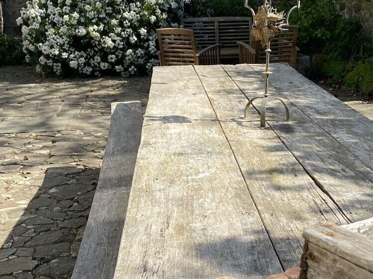 Bed & Breakfast Artefact