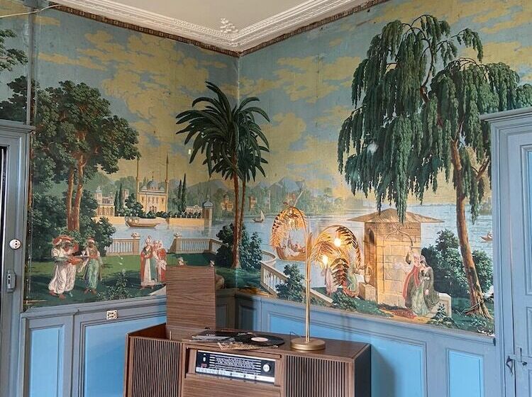 Bed & Breakfast Artefact