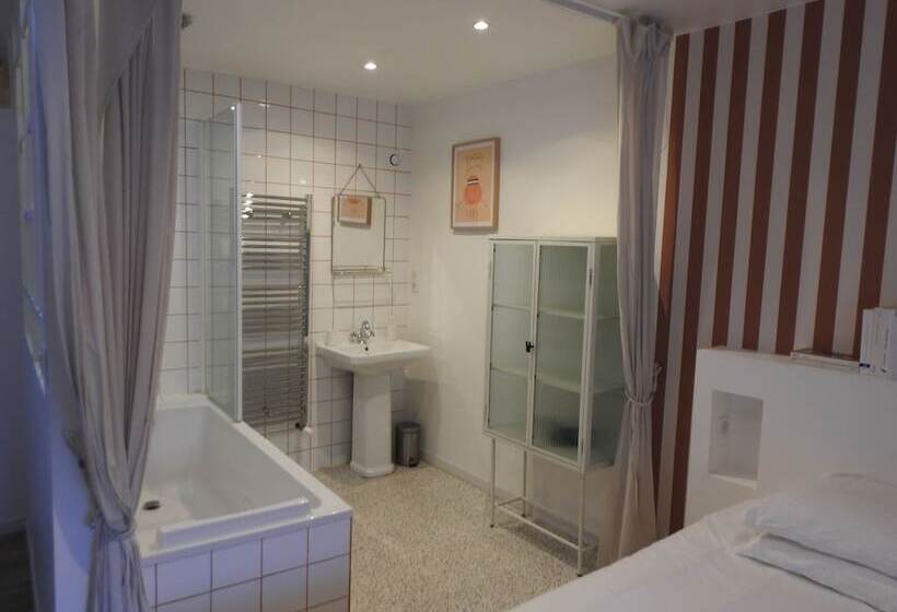 Bed & Breakfast Artefact