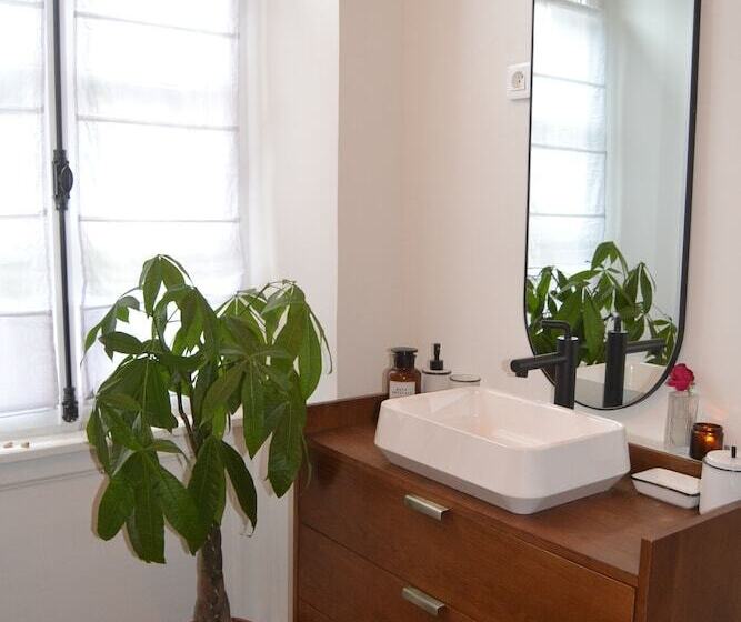 Bed & Breakfast Artefact