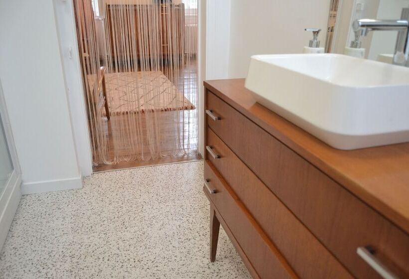 Bed & Breakfast Artefact