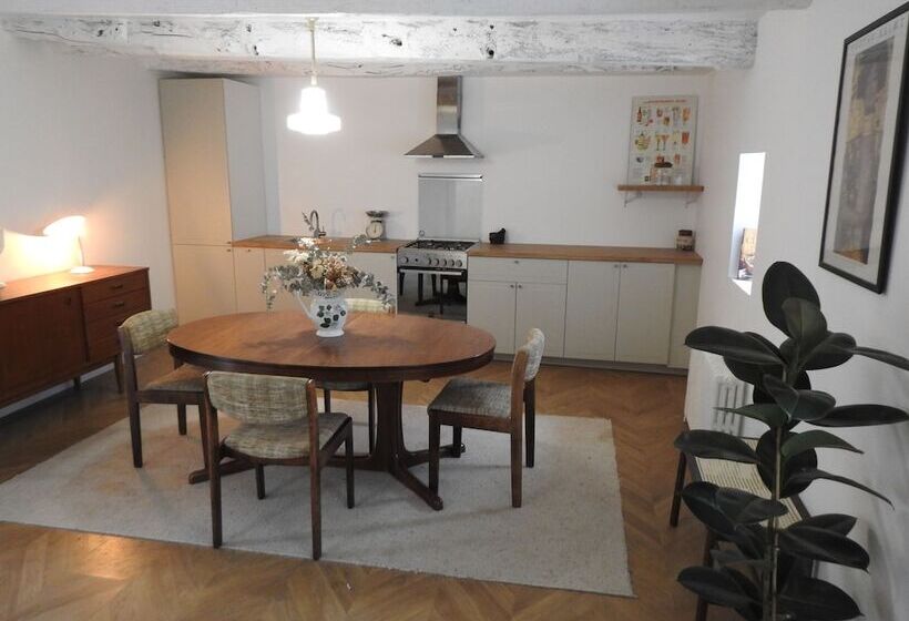 Bed & Breakfast Artefact