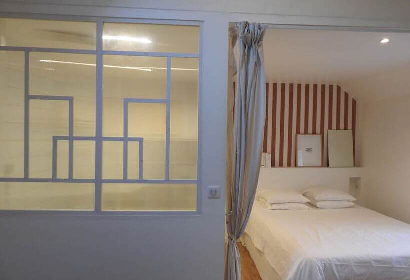 Bed & Breakfast Artefact