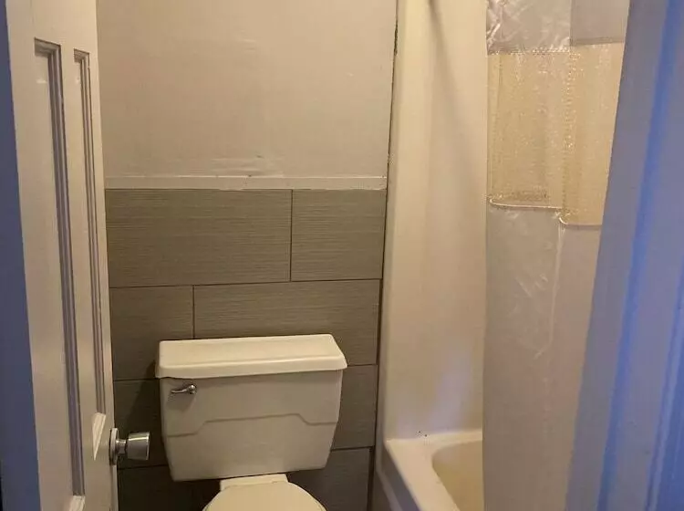 Colonial Manor Motel