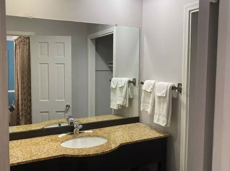 Colonial Manor Motel