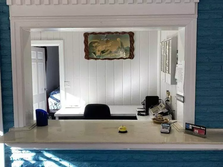 Colonial Manor Motel