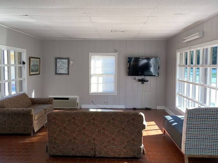 Colonial Manor Motel