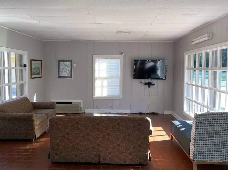 Colonial Manor Motel