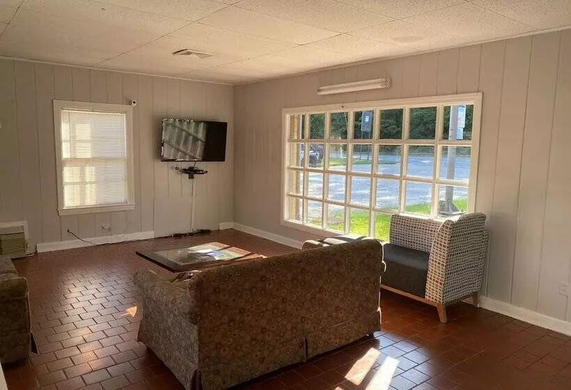 Colonial Manor Motel