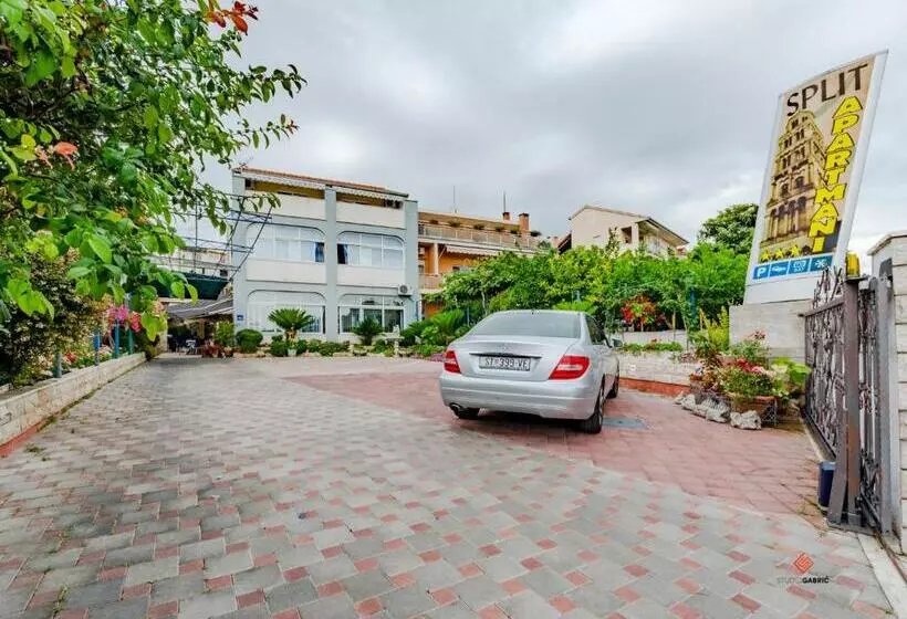 ホテル Guesthouse Rooms Split