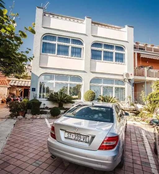 ホテル Guesthouse Rooms Split