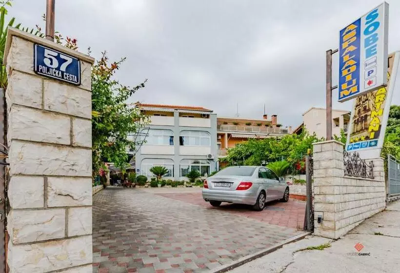 ホテル Guesthouse Rooms Split