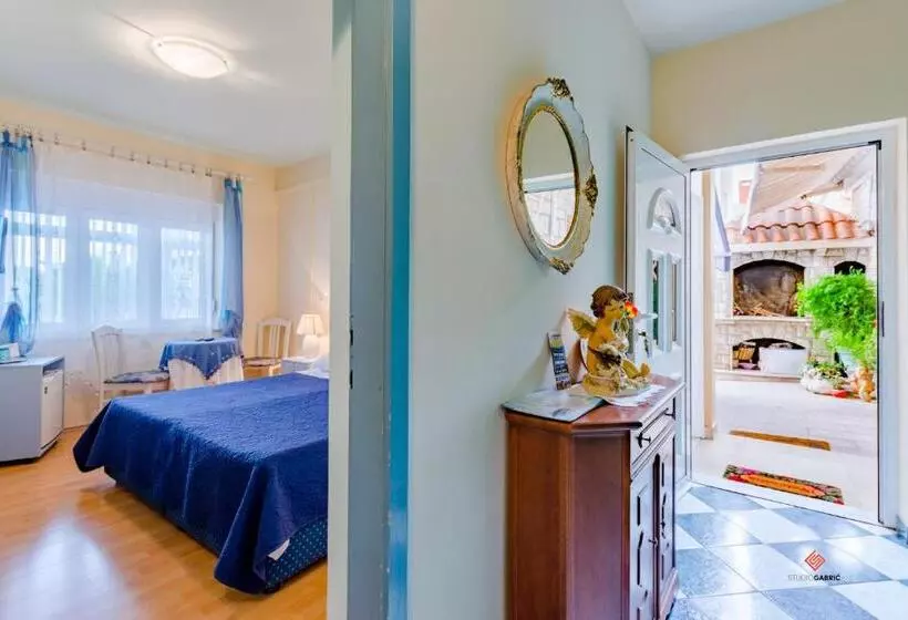 ホテル Guesthouse Rooms Split