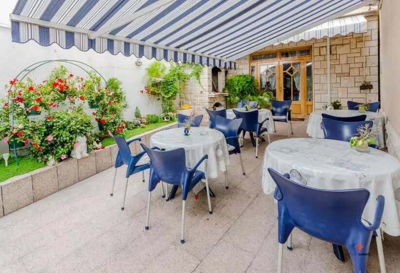 ホテル Guesthouse Rooms Split