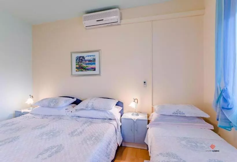 ホテル Guesthouse Rooms Split