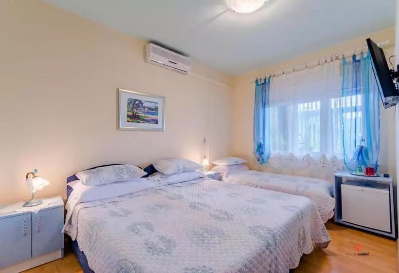 ホテル Guesthouse Rooms Split