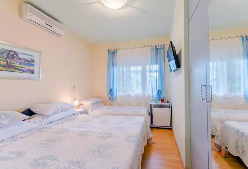 ホテル Guesthouse Rooms Split