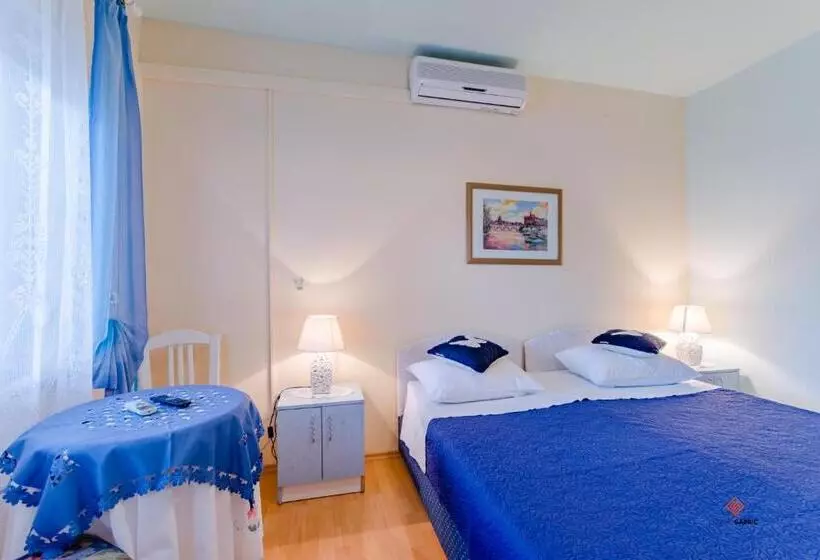 ホテル Guesthouse Rooms Split