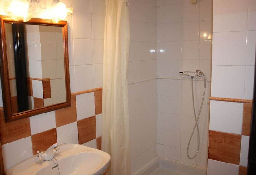 Cozy Cottage In Subirats With Swimming Pool