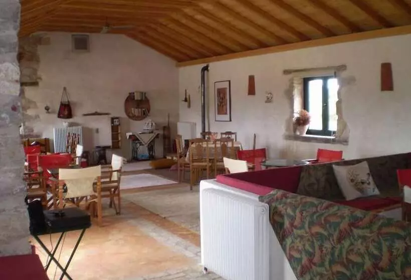 Hotelli Arachovitika Kalivia