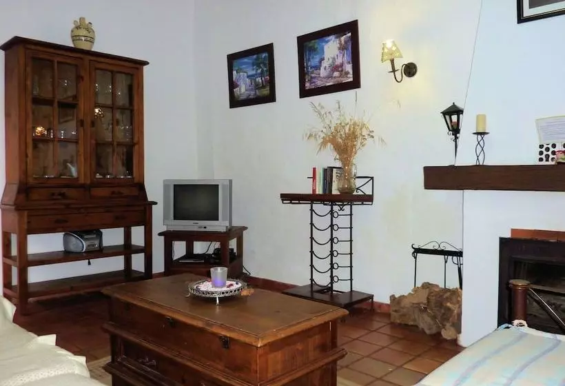 Traditionalfamily Cottage Steps Away From The Centre