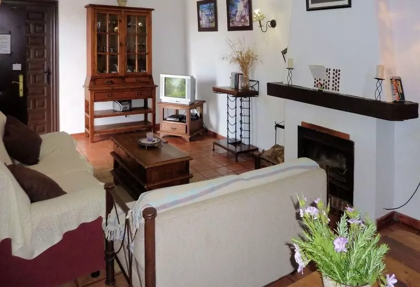 Traditionalfamily Cottage Steps Away From The Centre