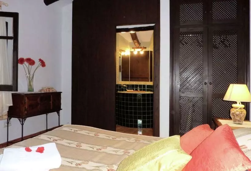 Traditionalfamily Cottage Steps Away From The Centre