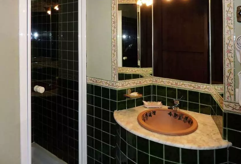 Traditionalfamily Cottage Steps Away From The Centre