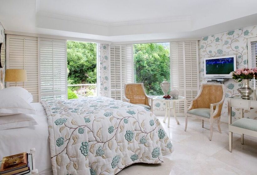 Twelve Apostles Hotel & Spa