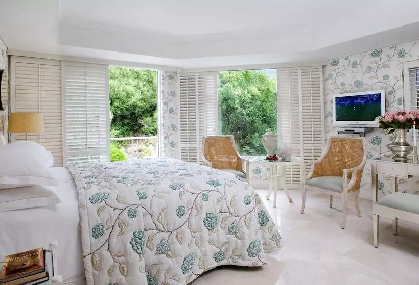 Twelve Apostles Hotel & Spa