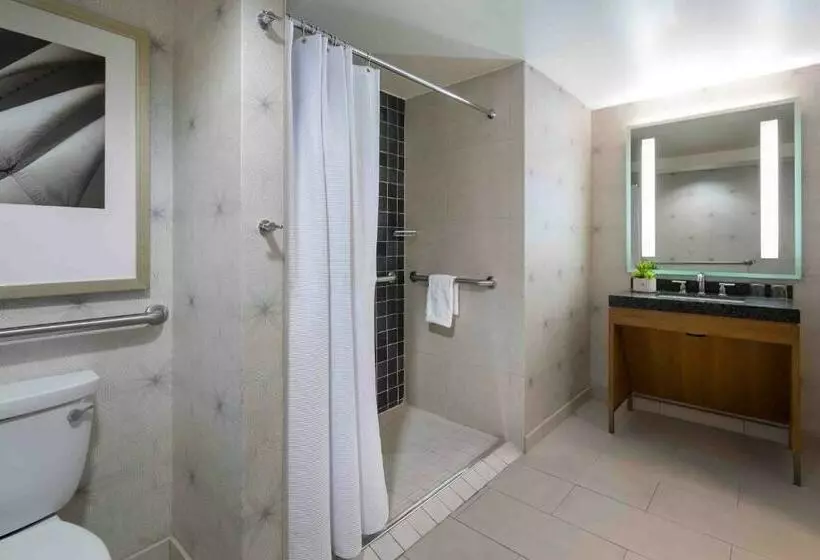 هتل Newport Harbor Island Resort