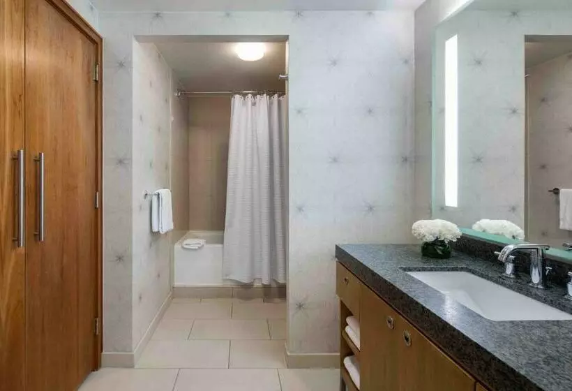 هتل Newport Harbor Island Resort