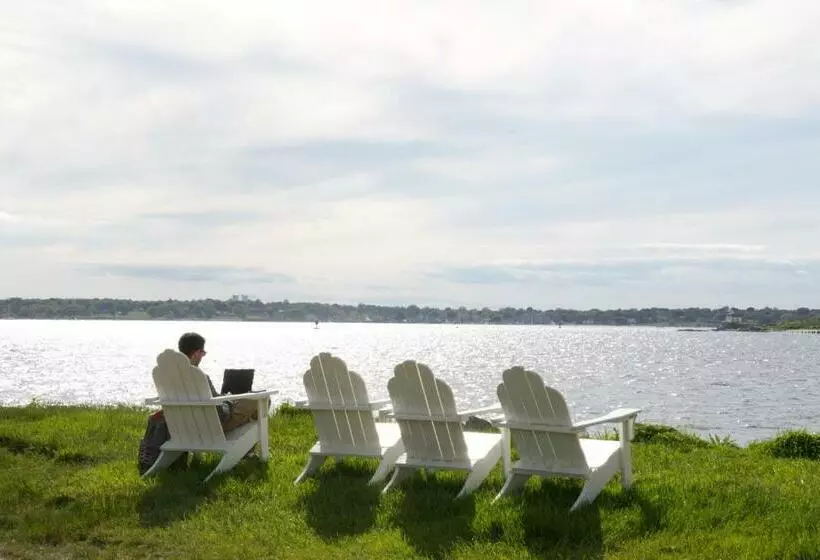 هتل Newport Harbor Island Resort