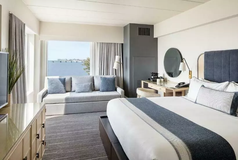 هتل Newport Harbor Island Resort