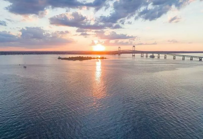 هتل Newport Harbor Island Resort