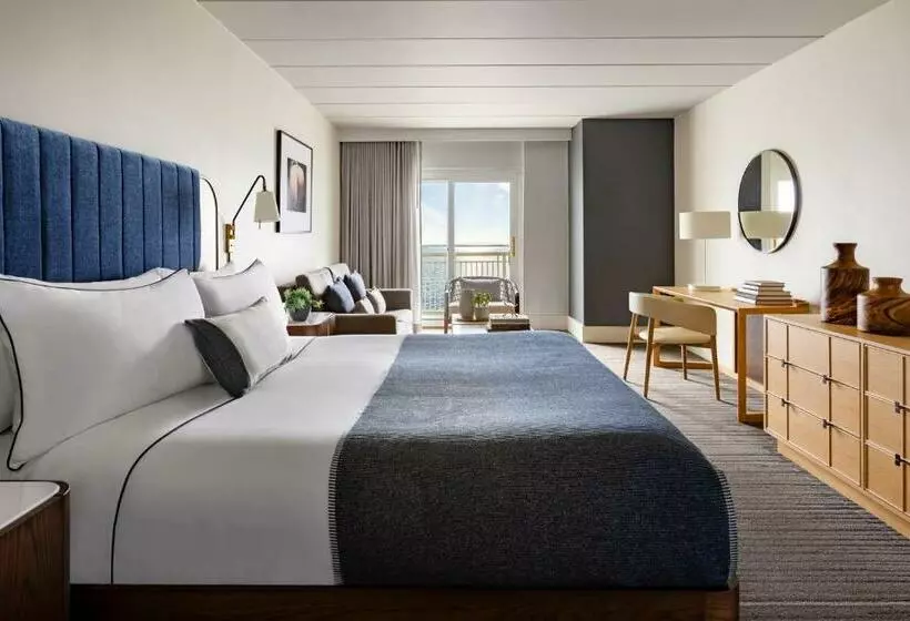 هتل Newport Harbor Island Resort