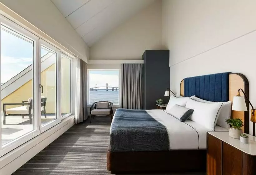 هتل Newport Harbor Island Resort