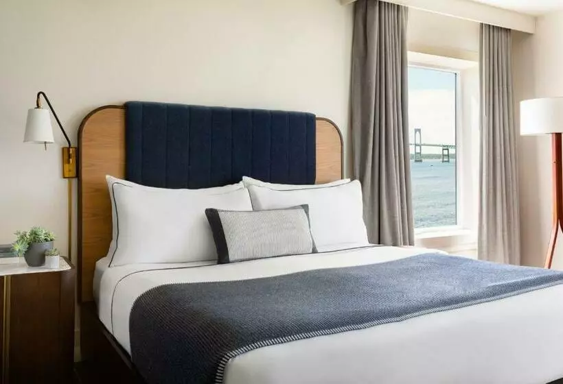 هتل Newport Harbor Island Resort