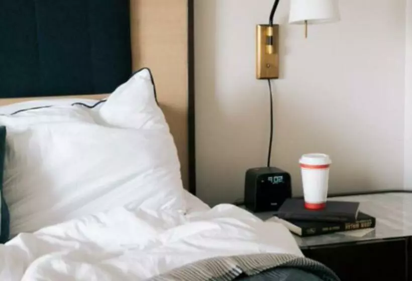 هتل Newport Harbor Island Resort