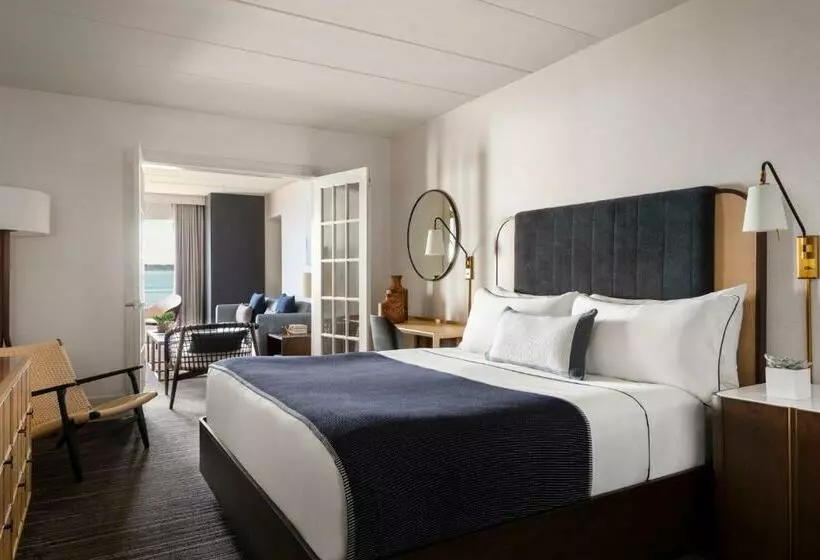 هتل Newport Harbor Island Resort