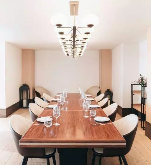 هتل Newport Harbor Island Resort