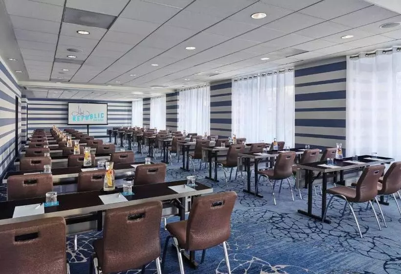 هتل Republic San Diego, Autograph Collection