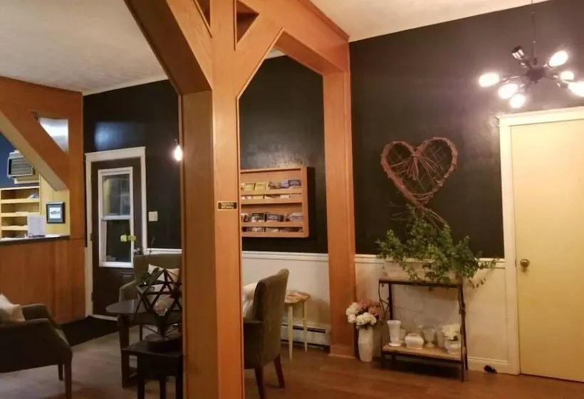 בית מלון כפרי Silverwood Inn & Suites